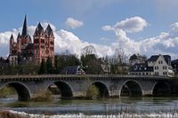 Alte Lahnbr&uuml;cke von Limburg mit Dom im Hintergrund